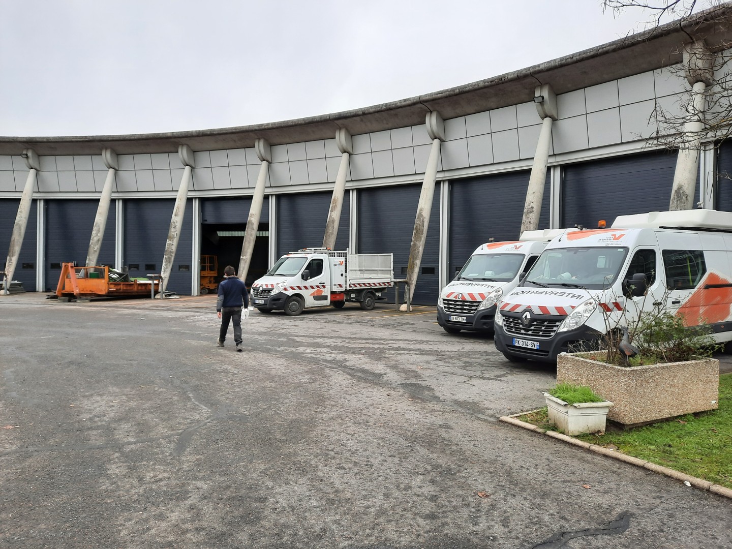Véhicules d'intervention Sarti garés devant un bâtiment à Gisors
