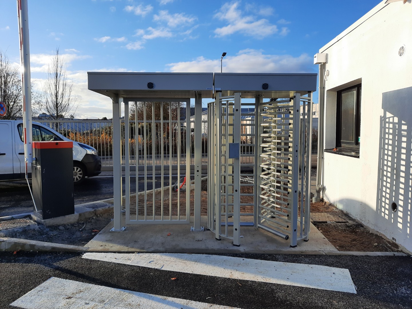 Portique de contrôle d'accès installé par Sarti à Gisors