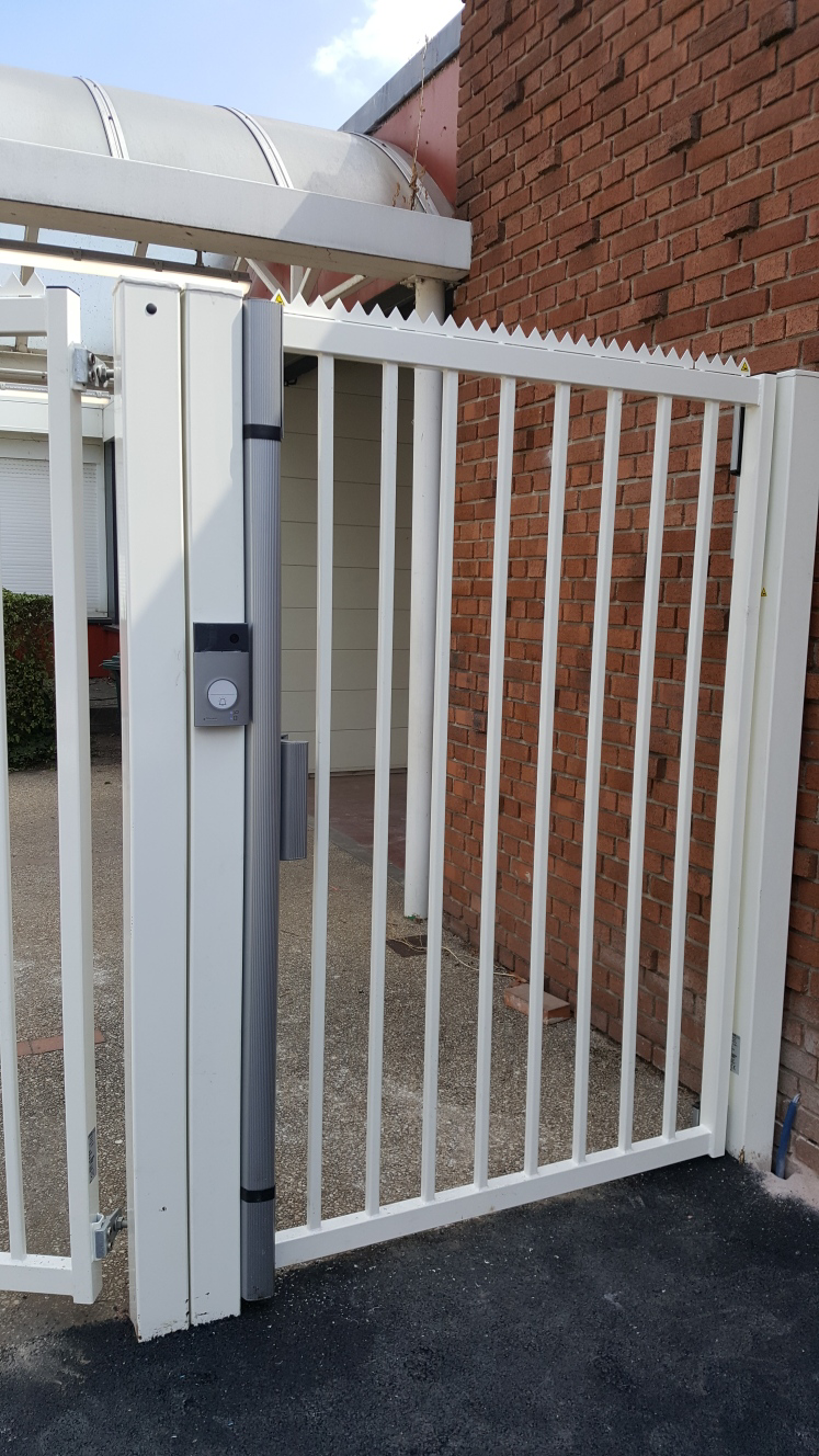 Portillon avec contrôle d'accès et interphone
